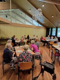 Samen eten ontmoetingskerk Zevenkamp BBQ juli 2023 tafels
